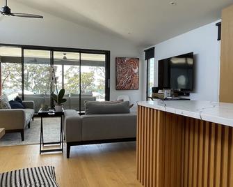 Luxury Beach House - Book 2 nights and get 1 night FREE T & C's apply - Hyams Beach - Sala de estar