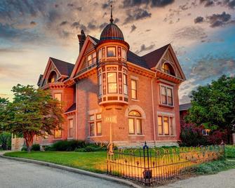 Timeless Elegance | Walk to Capitol & Attractions | Historic Luxury - Springfield - Building