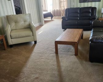 cozy Home away from home - Bridgeport - Living room