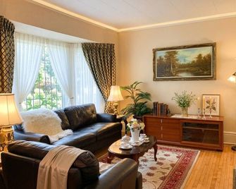 Private Room with en-suit Bathroom 3 Mins to Falls - Niagara Falls - Living room