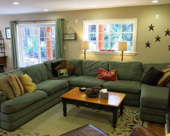 Comfortable Family Home, Walk to Lake, Beach and Pier - Tahoma - Living room