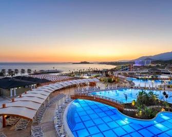 Sunis Efes Royal Palace Resort & Spa - Ozdere - Zwembad