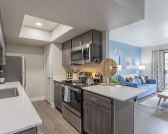 Modern Stay King Bed Parking Walk to Dining - Phoenix - Kitchen