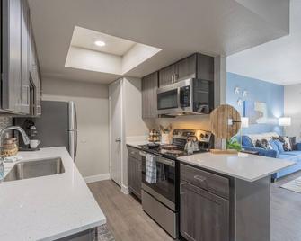 Near Camelback: 1BR King w/ Desk & Workspace - Phoenix - Cocina