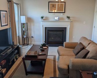 Spacious Home in the DC suburbs! 30 minutes from DC and the beach! - Waldorf - Huiskamer