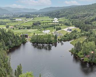 Chalet Alexia: Activities and relaxation by the small lake - La Malbaie - Outdoors view