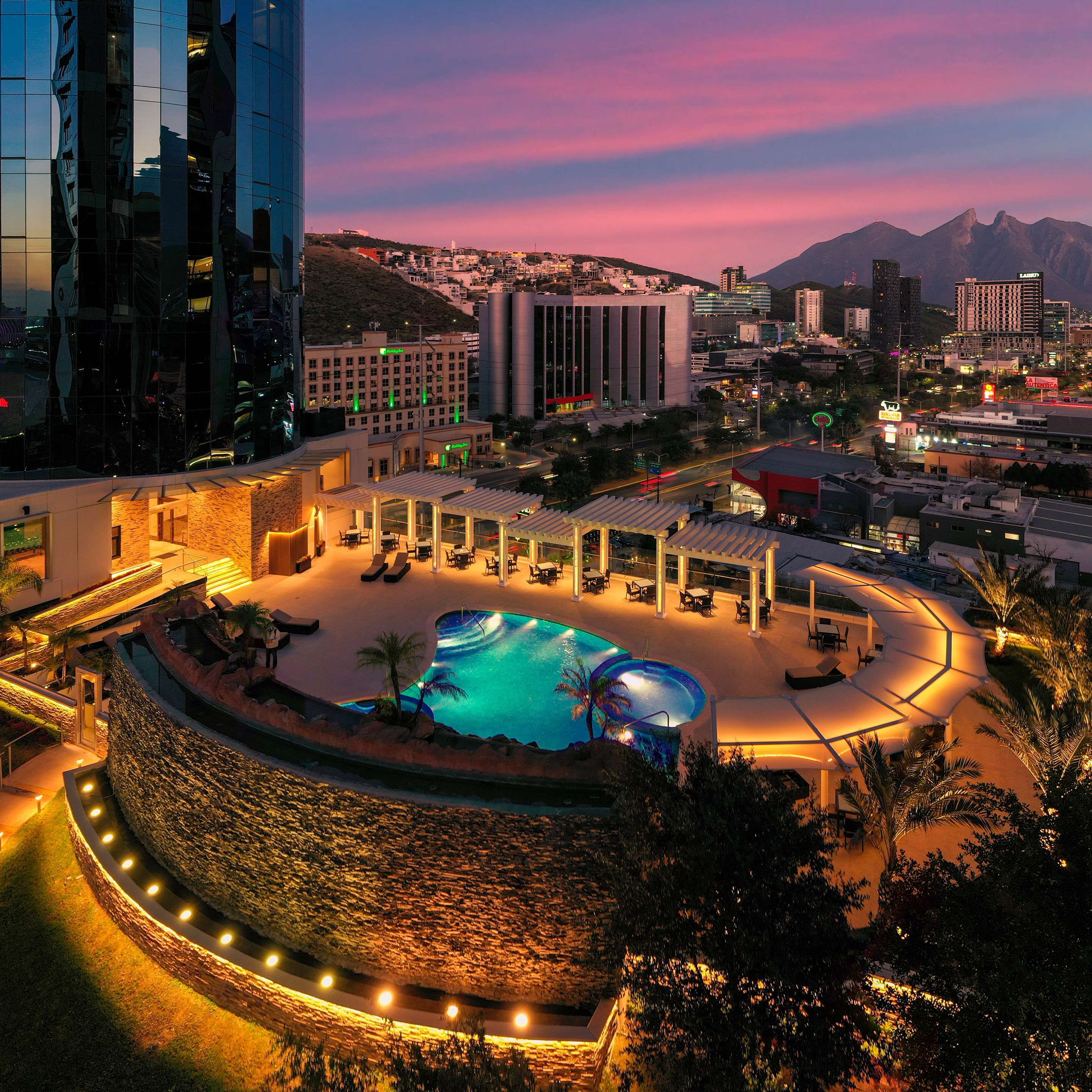 Safi Royal Luxury Metropolitan - מונטרי - בריכה