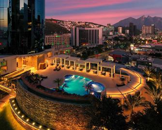 سافي رويال لاكشري متروبوليتان - مونترّي - حوض السباحة