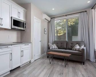 Ocean Beach Mini Modern Luxury - Montauk - Salon