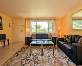 Country View Cottages, charming Cottage Near Downtown Carlton - Carlton - Living room
