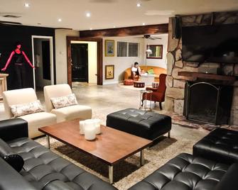 Casa de Mi Padre sleeps 12 - Winchester - Living room