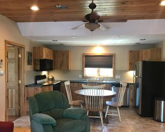 Ashmere Lakefront Apartment - Hinsdale - Cocina