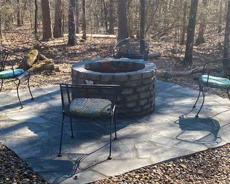 15 Mi to Hot Springs Nat'l Park: Home w/ Fire Pit! - Hot Springs Village - Patio