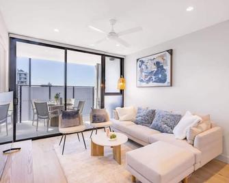 Conveniently located 2BR apt with rooftop pool at Milt - Brisbane - Sala de estar