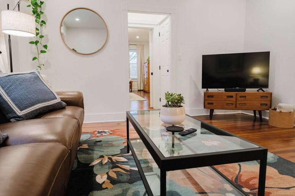Garden Retreat Steps from Downtown Lewisburg - Lewisburg - Living room