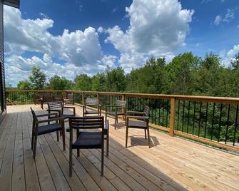 Newer build - ready for spring & summer guests! - Flesherton - Balcón