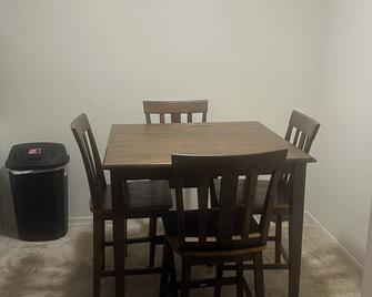 Charming 1-bedroom 1 bathroom apartment in the Metro Detroit Suburb Wixom - Wixom - Dining room