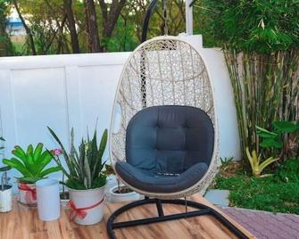 Cozy A Cabin Escape Your Tranquil Getaway Awaits - Orani - Patio