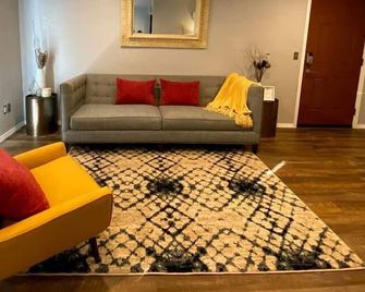 [SU 922-2] Graciela's Campus-close 2 bedroom luxury, Evie's campus - Norman - Living room
