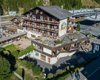 Hotel Taescherhof - Taesch - Gebäude