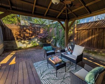 2 bed 1 bath cottage in downtown Auburn- fenced yard, WiFi and AC. Dog friendly - Auburn - Innenhof