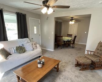 Cheerful 4 bedroom/2.5 bathroom home - Mankato - Sala de estar