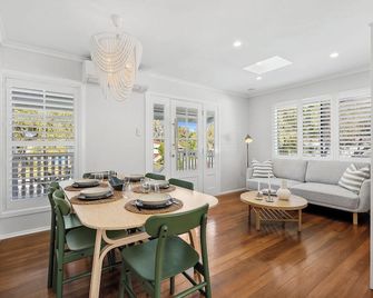 Bridgeport pet-friendly Pool Getaway - Margate - Dining room