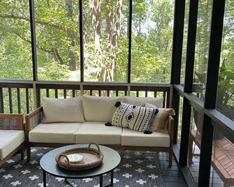 Charming Treehouse cabin with WiFi, Hot tub, Firepit in marvelous Smithville - Smithville - Balcony