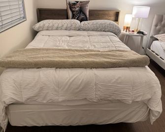 high end studio apartment with pool, fitness room. 1.5 miles to UCI and Airport. - Irvine - Bedroom