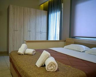 Filippion Hotel - Keramoti - Schlafzimmer