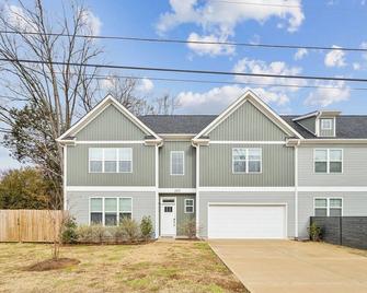 Luxurious Charm & Comfort: Your Perfect Getaway; 6 mi from Downtown Charlotte! - Charlotte - Building