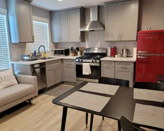 Luxury Modern Vacation Home 2 bd/ 2 bath Near SF - Hayward - Kitchen