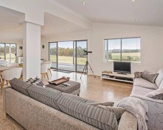 Margaret River Farmhouse - Rosa Brook - Living room