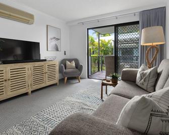 Stylish Unit, 4 Resort, Close to Noosa River - Noosaville - Living room
