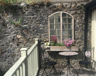 Elegant Townhouse Steps from Historic Bi - Birr - Patio