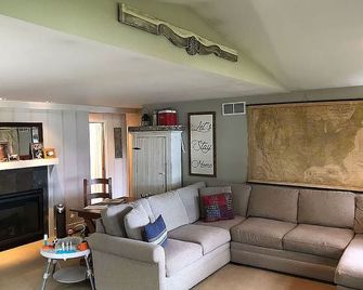 Newly Remodeled Home On Quite Bay of Minocqua Lake 2 miles from town - Minocqua - Living room