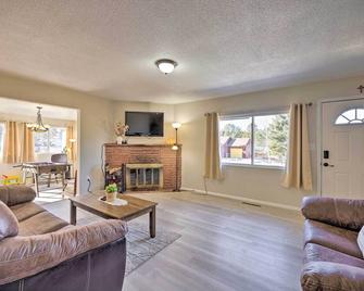 Home with Hot Tub by Pike and San Isabel Forests! - Woodland Park - Living room