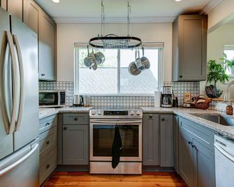 2 Miles from Downtown Asheville! - Woodfin - Kitchen