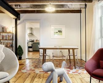 Relaxing Chic Home off Main St with Hot Tub & Chef's Kitchen - Beacon - Wohnzimmer