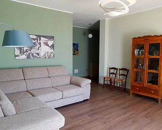 B&B al civico16 - Guspini - Sala de estar