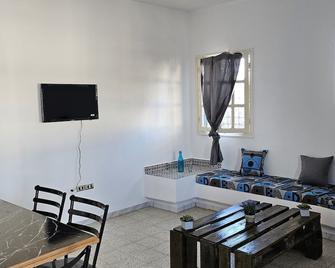 Logement 2 Chambres Entièrement Rénové et Équipé, Proche de la Plage - Houmt Souk - Living room