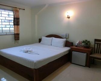 First Hotel - Battambang - Bedroom