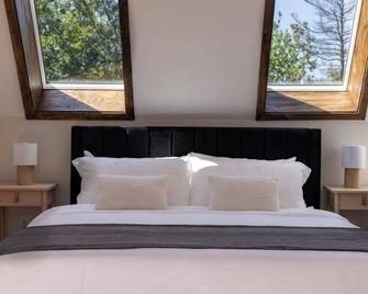 Emberwood Lodge - Luxury Cabin, Kid Friendly - Catskill - Bedroom