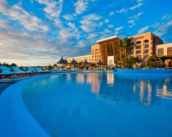 Sheraton Colonia Golf & Spa Resort - Colonia del Sacramento - בריכה