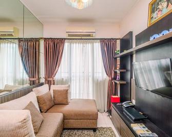 Cozy and Nice 2BR Apartment at Maple Park Sunter By Travelio - Yakarta - Sala de estar