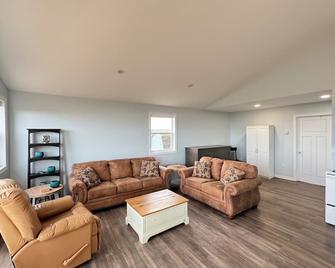 Your 2 bedroom Blue Cottage Just 2 Minutes from the Sands of Cousins Shore Beach - Kensington - Living room