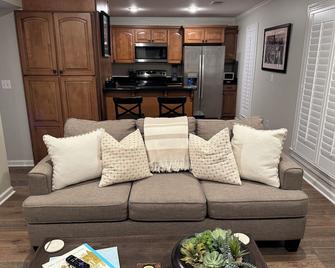 Cozy End Unit Condo Just One Block From The Square - Oxford - Living room