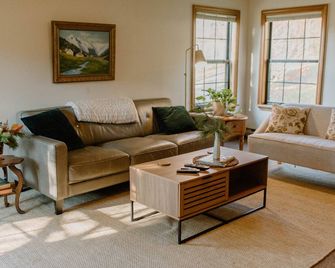 Appleseed Cabin, Cozy A-Frame with hot tub - Logan - Salon