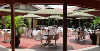 Jambo Village Hotel - Mombasa - Patio