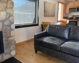 Cabin at Pickle Gulch- a charming cabin with mountain views. - Black Hawk - Sala de estar